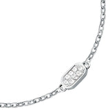 Λεπτομέρεια από το γυναικείο βραχιόλι Karl Lagerfeld Crystals KLAYC65 με λευκές πέτρες.