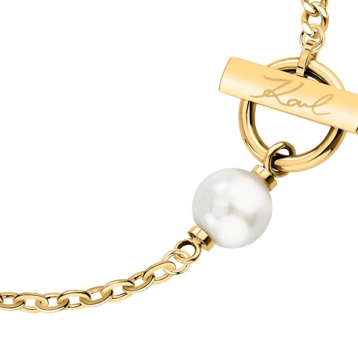 Λεπτομέρεια από το γυναικείο βραχιόλι Karl Lagerfeld Pearl KLAYR13 με πέρλα και λογότυπο Karl Lagerfeld.