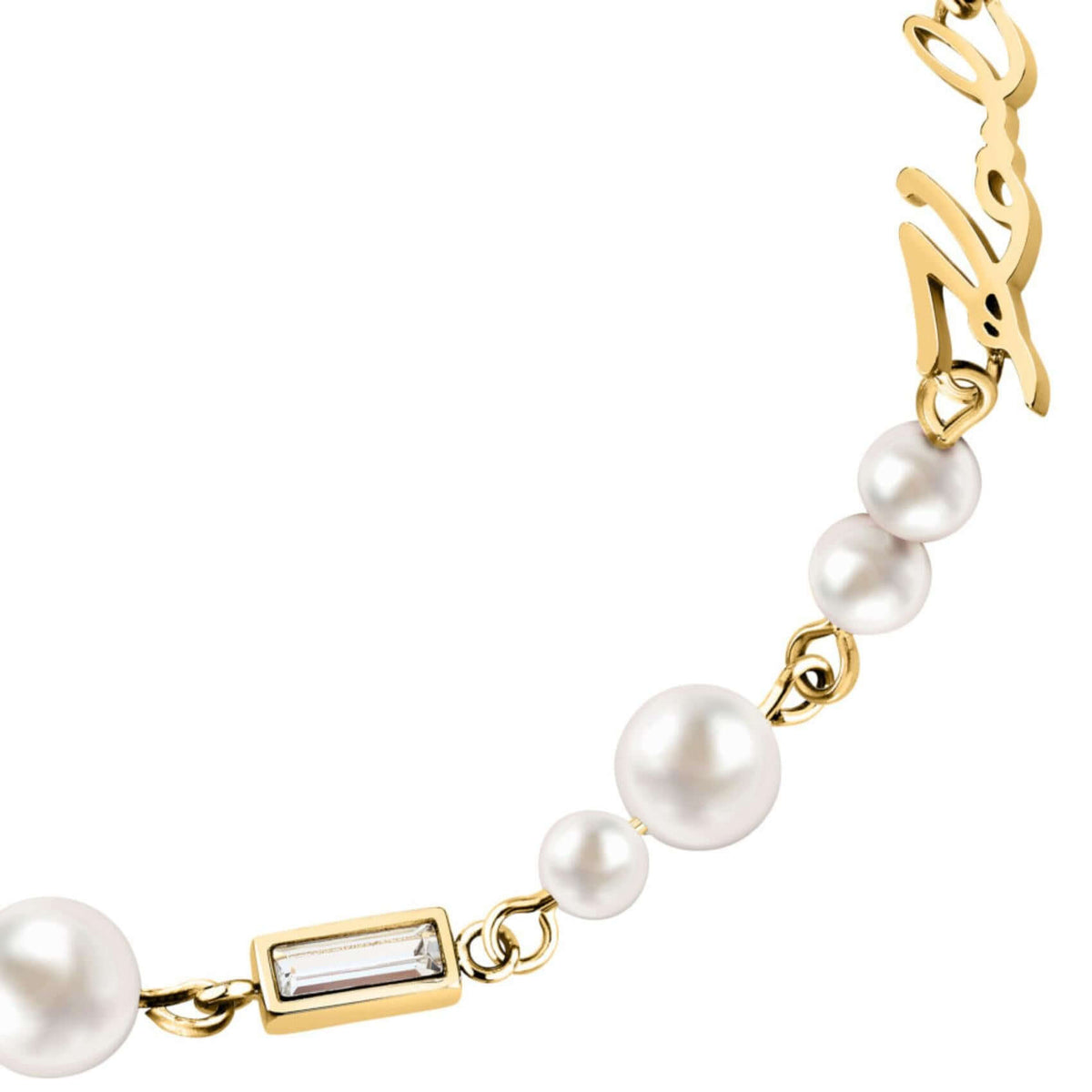 Λεπτομέρεια από το γυναικείο βραχιόλι Karl Lagerfeld Pearl KLAYR19 με πέρλες, πέτρες και λογότυπο.