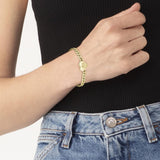 Γυναικείο βραχιόλι&nbsp;Lacoste 2040464 ατσάλινο σε χρυσό χρώμα με σχέδιο καρδιάς, φορεμένο