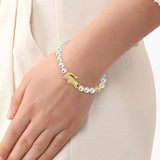 με λευκά μαργαριτάρια και διακοσμητικά στοιχεία σε χρυσό χρώμα, φορεμένο