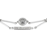 Λεπτομέρεια από το γυναικείο βραχιόλι Tommy Hilfiger 2780999 με ορθογώνια μπάρα με ζιργκόν και λογότυπο.