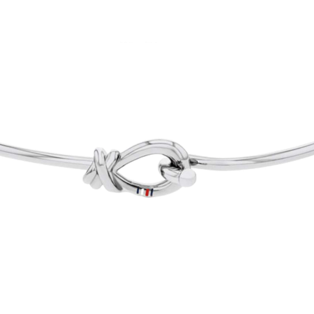 Λεπτομέρεια από το γυναικείο βραχιόλι Tommy Hilfiger 2781027 με κούμπωμα σε σχήμα ναυτικού κόμπου και τρίχρωμο στοιχείο.