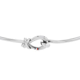 Λεπτομέρεια από το γυναικείο βραχιόλι Tommy Hilfiger 2781027 με κούμπωμα σε σχήμα ναυτικού κόμπου και τρίχρωμο στοιχείο.