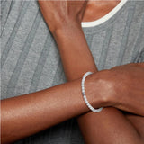 Ασημί βραχιόλι Tommy Hilfiger 2780937 μήκους 16.5 cm με χάντρες φορεμένο στον καρπό.