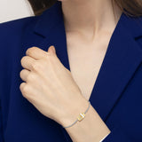 Ατσάλινο ασημί βραχιόλι Tommy Hilfiger 2780621 μήκους 16.5 cm με χρυσό γεωμετρικό στοιχείο και  ζιργκόν φορεμένο στον καρπό.