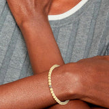 Χρυσό ατσάλινο βραχιόλι Tommy Hilfiger 2780938 μήκους 16.5 cm με χάντρες φορεμένο στον καρπό.