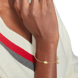 Χρυσό ατσάλινο βραχιόλι Tommy Hilfiger 2780905 μήκους 16.5 cm με ζιργκόν φορεμένο στον καρπό.