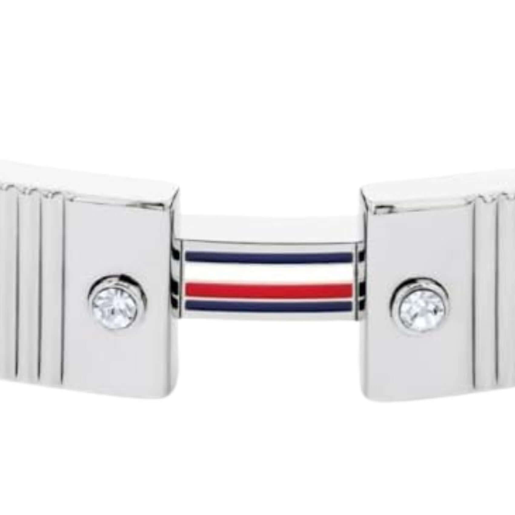 Λεπτομέρεια από το γυναικείο βραχιόλι Tommy Hilfiger Stripes 2781045 με chunky όγκο, πέτρες και τρίχρωμο στοιχείο.