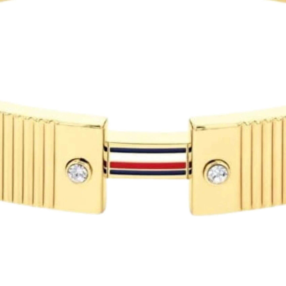 Λεπτομέρεια από το γυναικείο βραχιόλι Tommy Hilfiger Stripes 2781046 με πέτρες, τρίχρωμο στοιχείο και γραμμική υφή με έντονο chunky όγκο.
