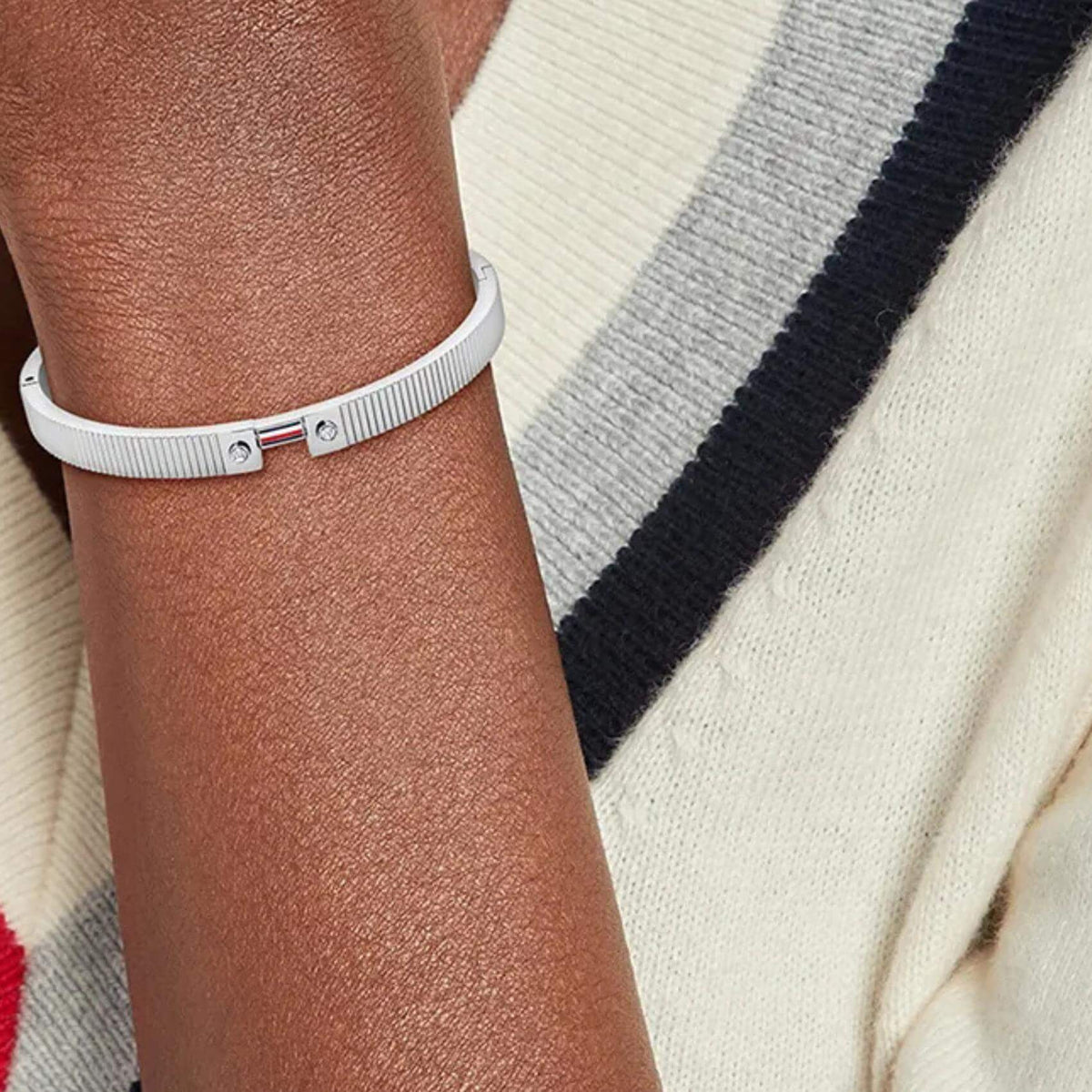 Γυναικείο βραχιόλι Tommy Hilfiger Stripes 2781047 φορεμένο στον καρπό, σε ασημί χρώμα με σχέδιο χειροπέδας.