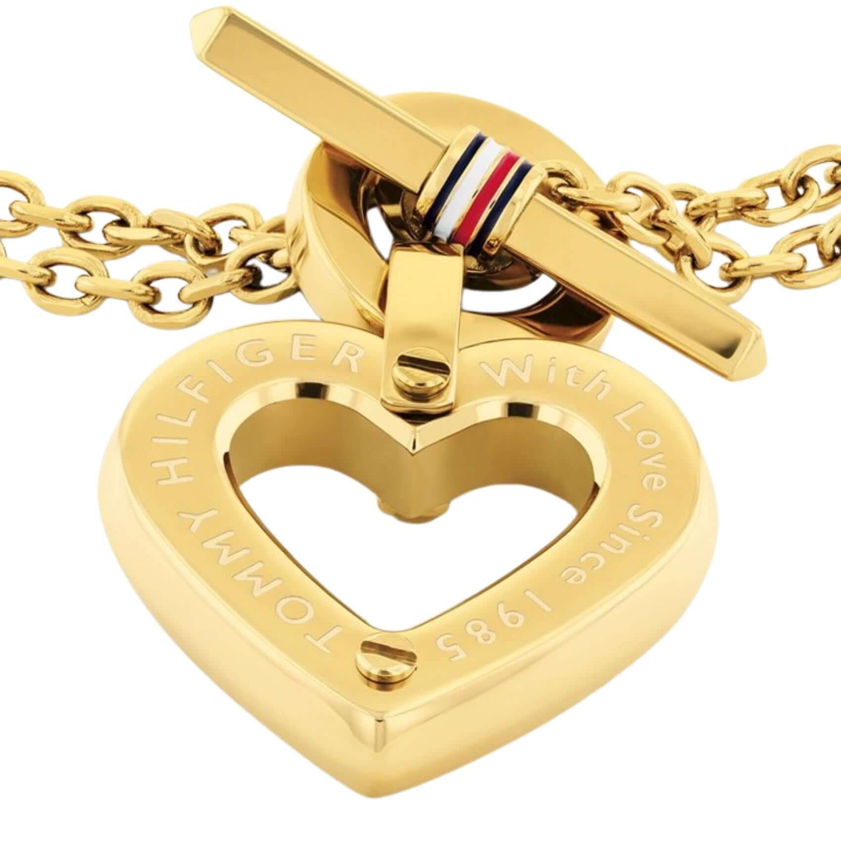 Λεπτομέρεια από το γυναικείο βραχιόλι Tommy Hilfiger Toggle Hearts 2780970 με καρδιά και διπλή αλυσίδα.