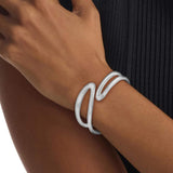 Γυναικείο βραχιόλι χειροπέδα Calvin Klein 35000753 ατσάλινο ασημί με γεωμετρικό σχέδιο, φορεμένο.
