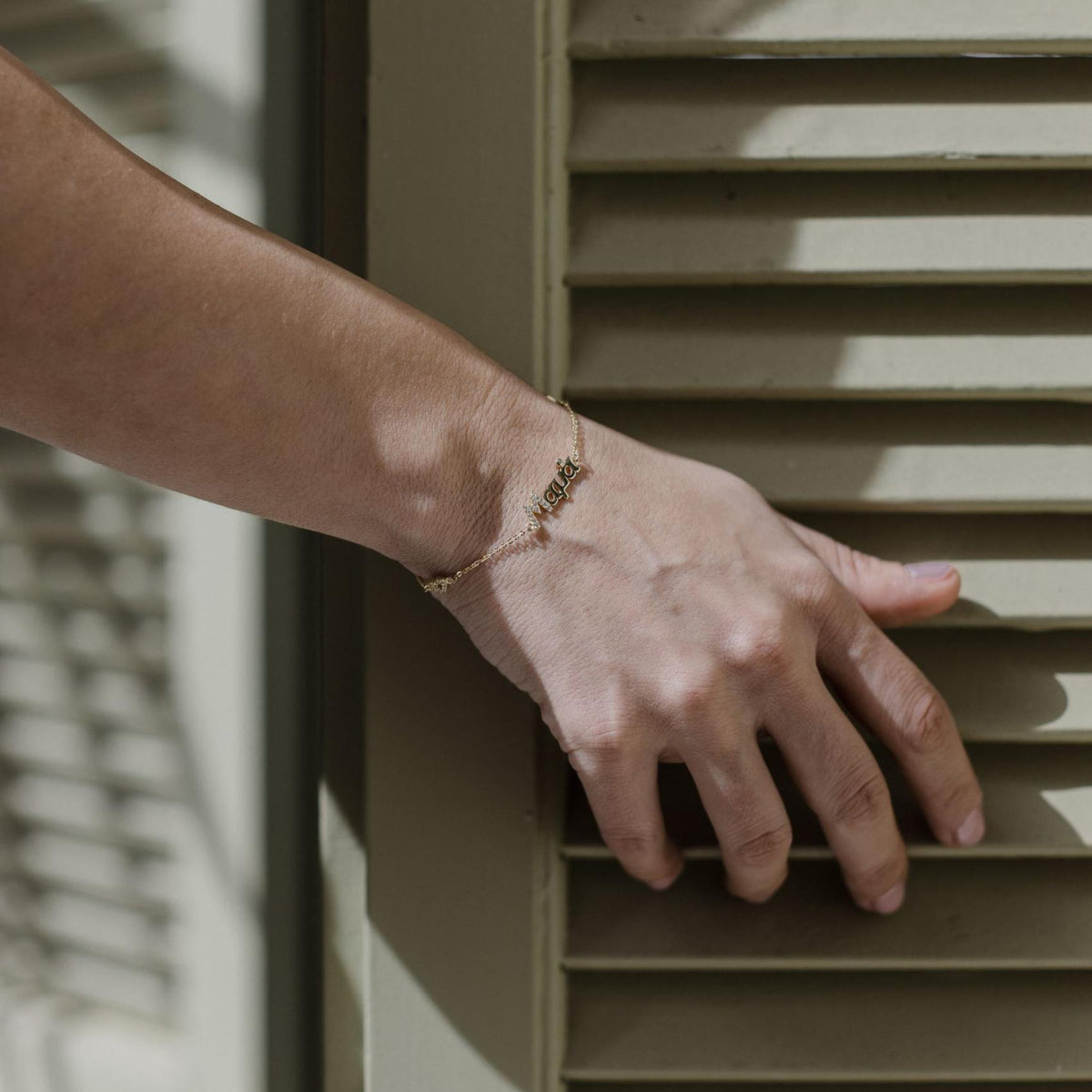 Χρυσό βραχιόλι 14 καρατίων BT015 με επιγραφή Μαμά και σταυρό φορεμένο στον καρπό