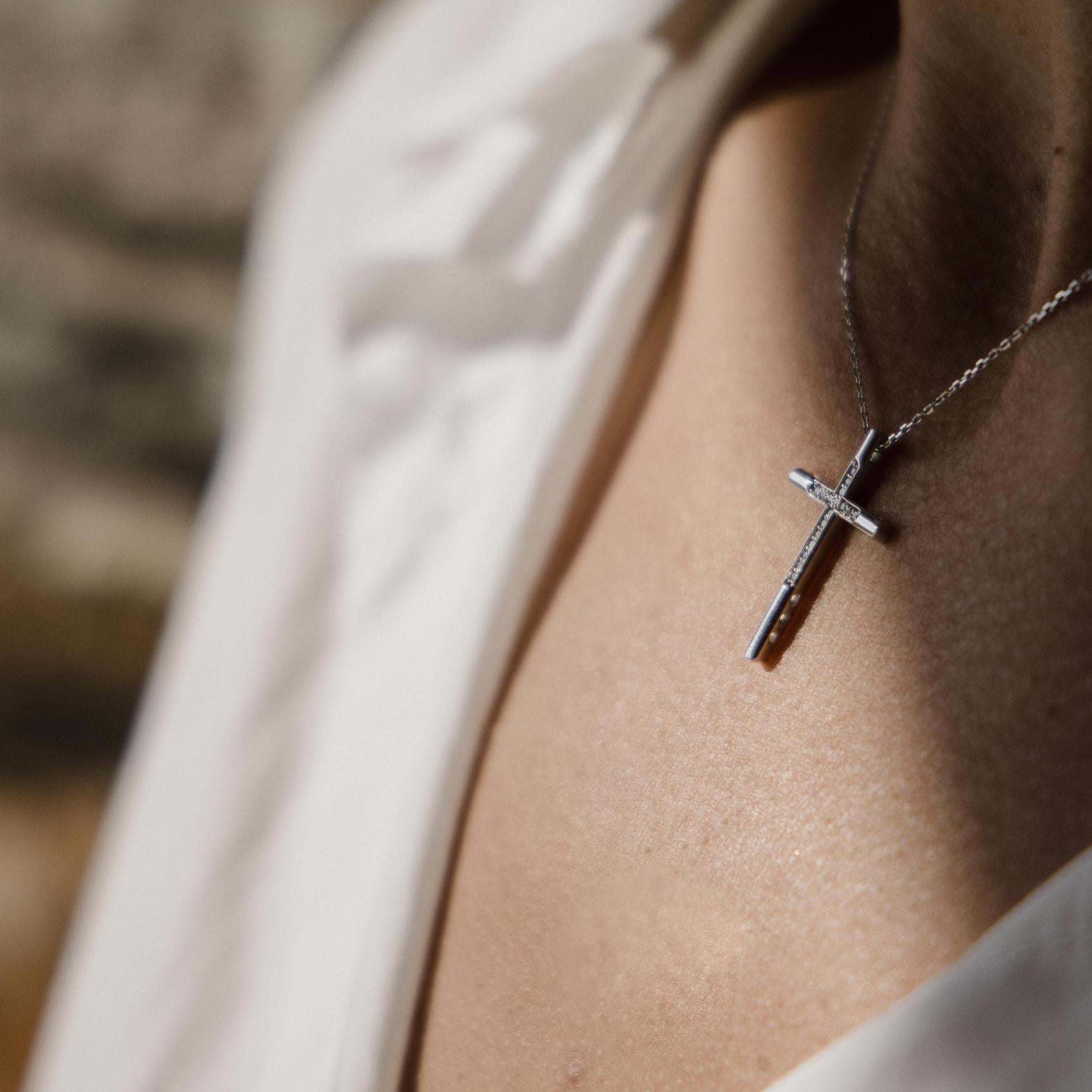 Λευκόχρυσος βαπτιστικός σταυρός 18K διπλός με διαμάντια φορεμένος στο λαιμό