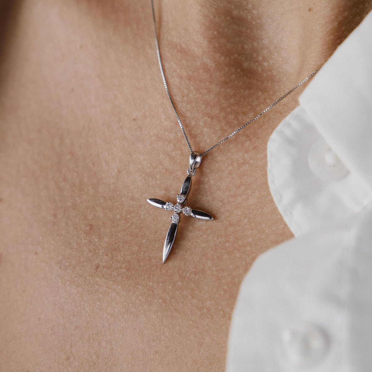 Λευκόχρυσος βαπτιστικός σταυρός 18K marquise με διαμάντια φορεμένος στο λαιμό