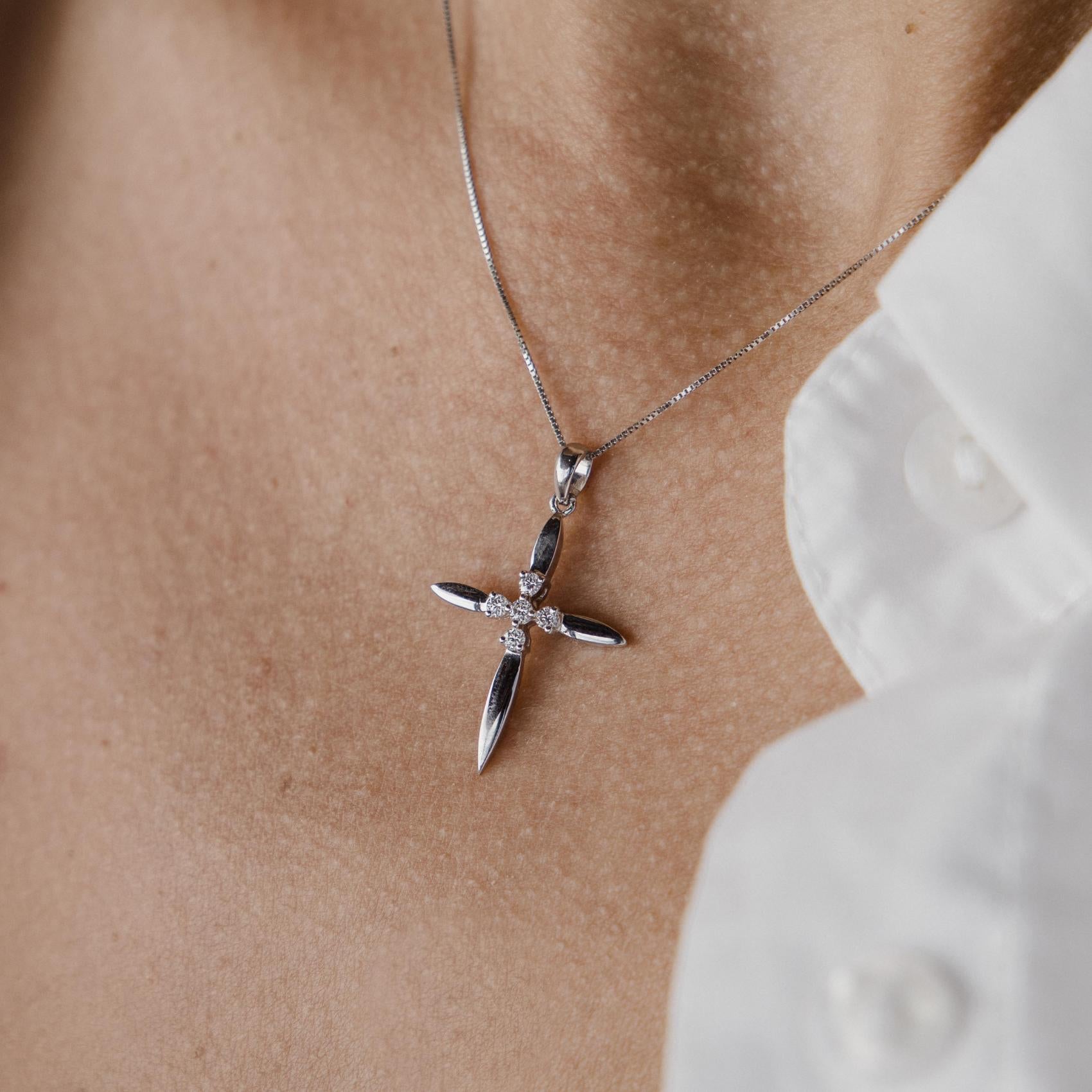 Λευκόχρυσος βαπτιστικός σταυρός 18K marquise με διαμάντια φορεμένος στο λαιμό