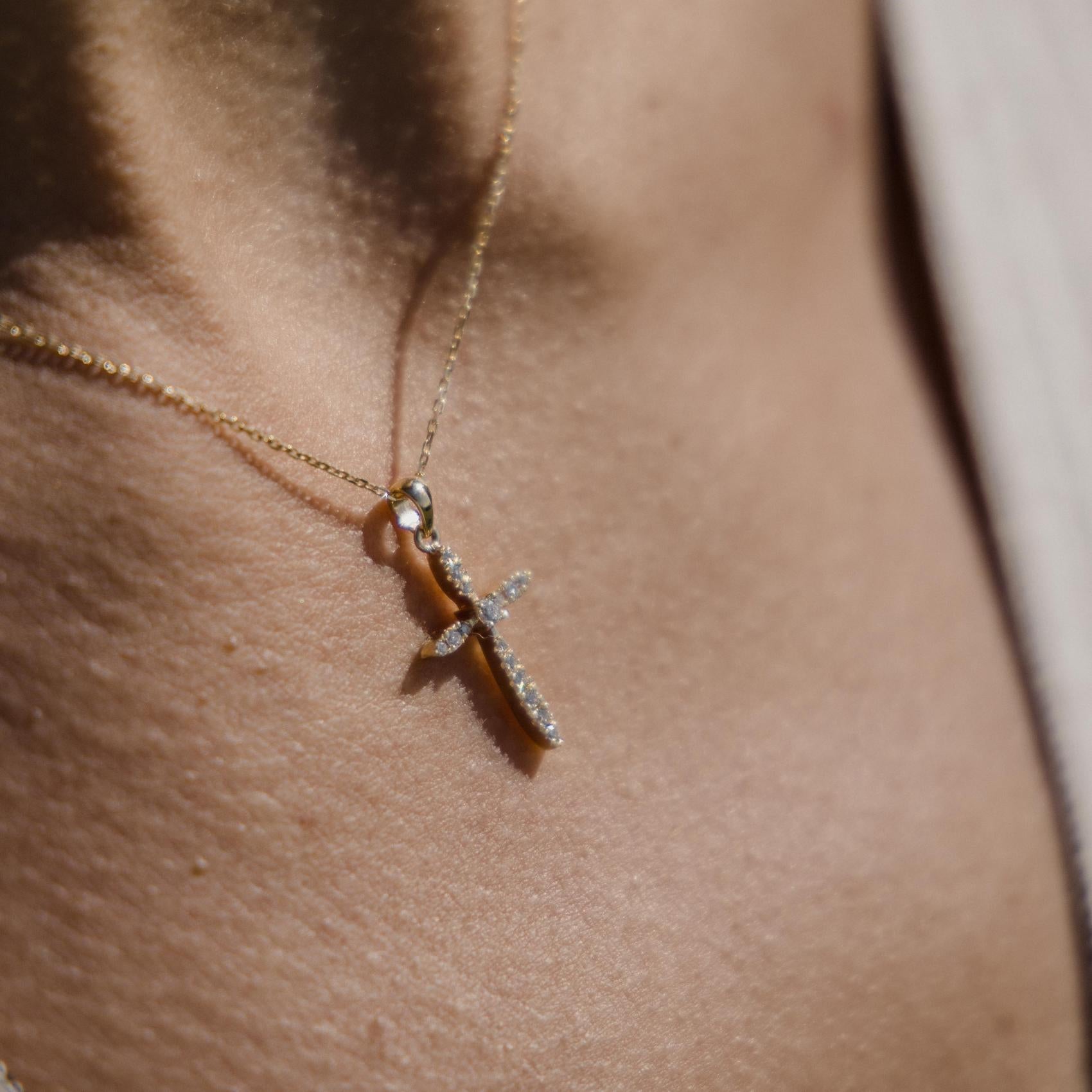 Χρυσός βαπτιστικός σταυρός 18K με διαμάντια και κεντρική πέτρα φορεμένος στο λαιμό