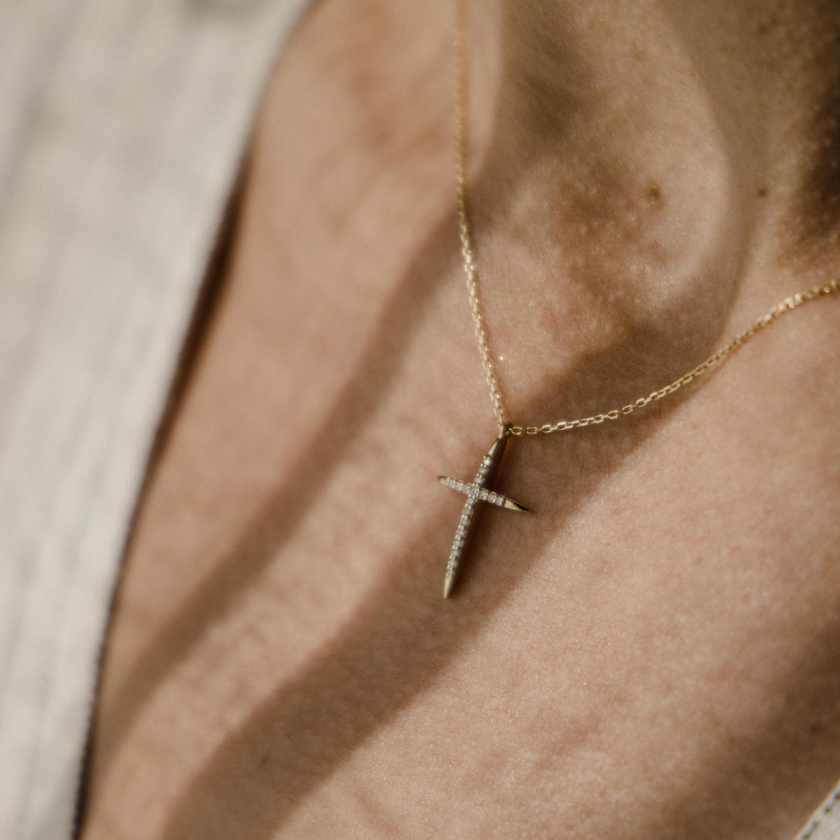 Λεπτός χρυσός βαπτιστικός σταυρός 18K με διαμάντια φορεμένος στο λαιμό