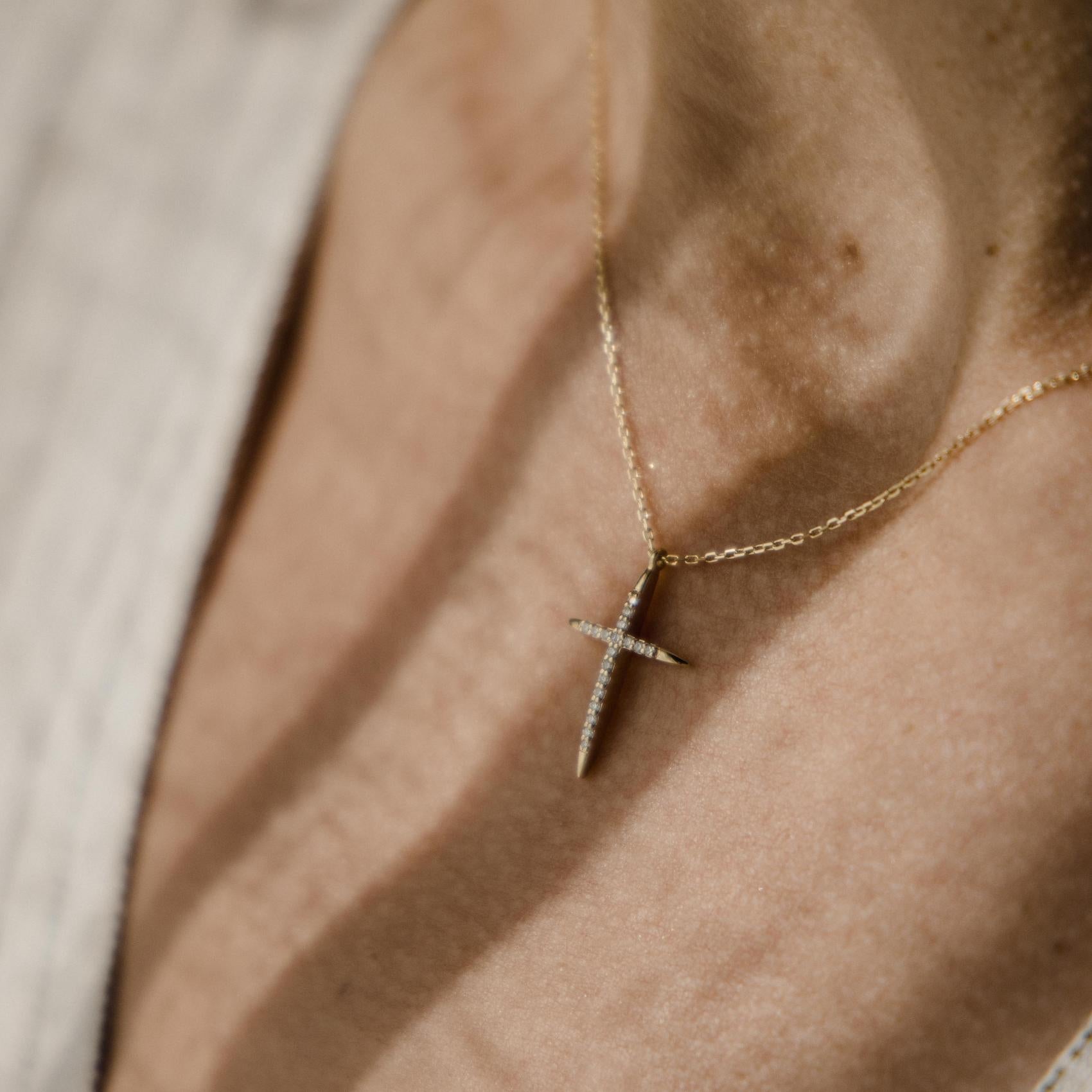 Λεπτός χρυσός βαπτιστικός σταυρός 18K με διαμάντια φορεμένος στο λαιμό