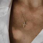 Βαπτιστικός Σταυρός για Κορίτσι Χρυσός 18K Κλασικός με Μονή Σειρά Διαμαντιών | DCS023