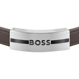 Ανδρικό δερμάτινο βραχιόλι Boss 1580496M σε καφέ χρώμα με ασημί μεταλλικό στοιχείο.