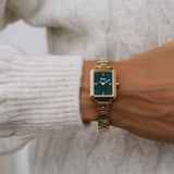 Τετράγωνο ρολόι Jcou Caprice JU19063-3 με χρυσό ατσάλινο μπρασελέ, πράσινο καντράν με διάσταση 22x27mm.