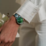 Ρολόι JCOU Palmira JU19074-1 με ασημί ατσάλινο μπρασελέ και πράσινο καντράν διαμέτρου 32mm με μοτίβο από φύλλα.