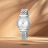 Just Cavalli JC1L332M0335 γυναικείο ρολόι με ασημί ατσάλινο μπρασελέ, ασημί καντράν διαμέτρου 30mm και λαμπερά ζιργκόν.