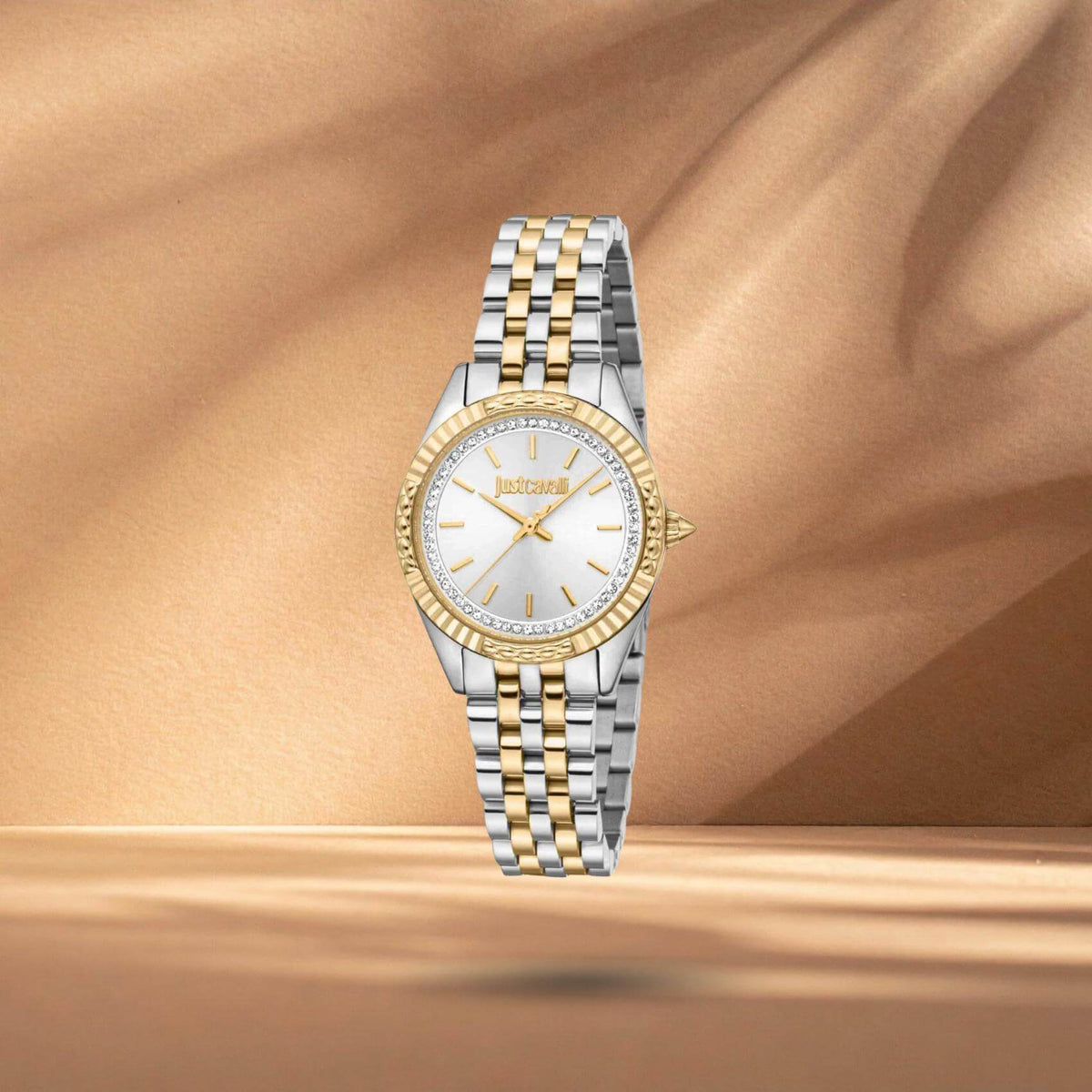 Just Cavalli JC1L382M0085 γυναικείο ρολόι με δίχρωμο ατσάλινο μπρασελέ σε ασημί-χρυσό χρώμα, ασημί καντράν διαμέτρου 28mm και λαμπερά ζιργκόν.