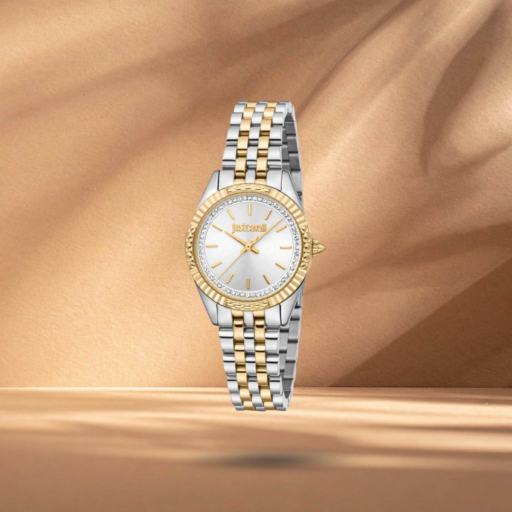 Just Cavalli JC1L382M0085 γυναικείο ρολόι με δίχρωμο ατσάλινο μπρασελέ σε ασημί-χρυσό χρώμα, ασημί καντράν διαμέτρου 28mm και λαμπερά ζιργκόν.