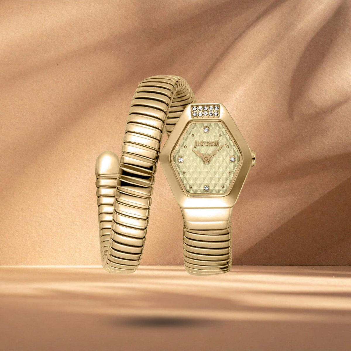 Just Cavalli JC1L394M0025 γυναικείο ρολόι με χρυσό ατσάλινο μπρασελέ, χρυσό εξάγωνο καντράν μεγέθους 22.5x28.5mm και λαμπερά ζιργκόν.