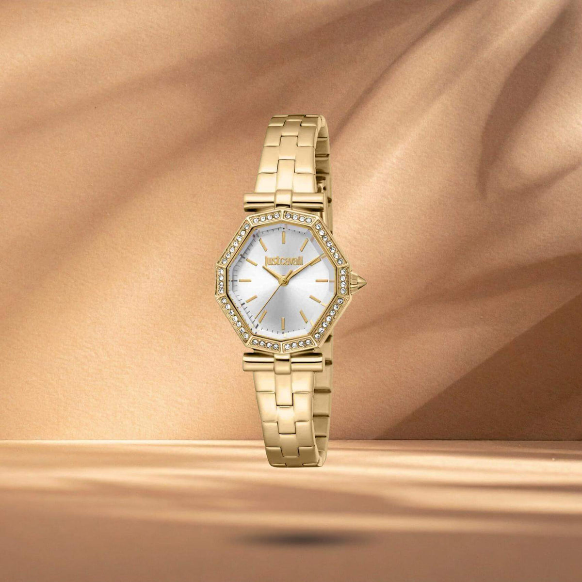 Just Cavalli JC1L400M0055 γυναικείο ρολόι με χρυσό ατσάλινο μπρασελέ, ασημί οκτάγωνο καντράν μεγέθους 26x28mm και στεφάνη διακοσμημένη με ζιργκόν.