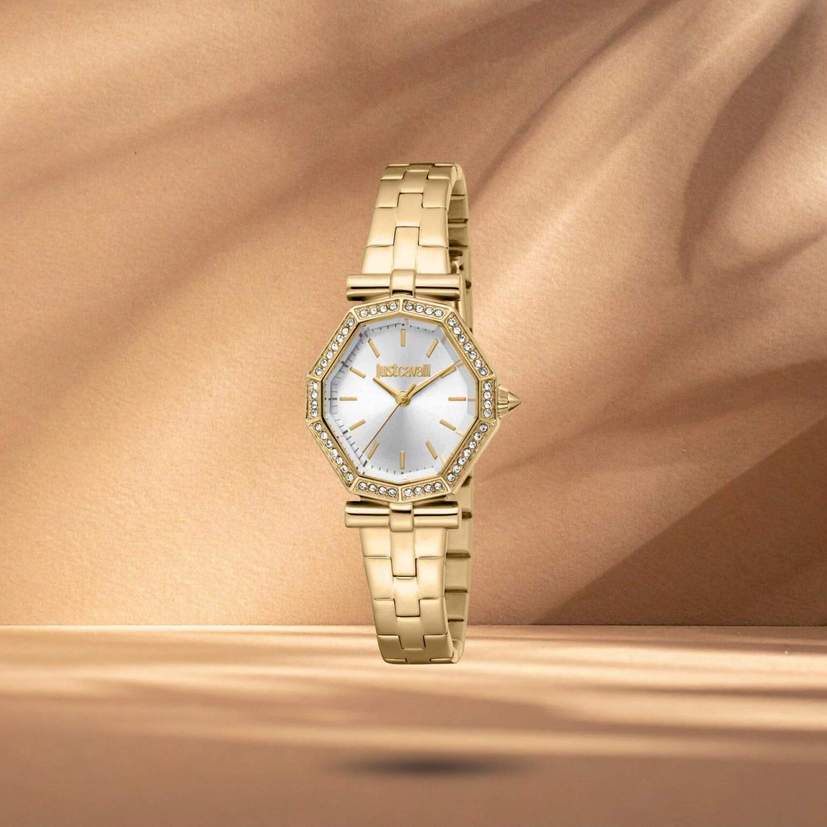 Just Cavalli JC1L400M0055 γυναικείο ρολόι με χρυσό ατσάλινο μπρασελέ, ασημί οκτάγωνο καντράν μεγέθους 26x28mm και στεφάνη διακοσμημένη με ζιργκόν.