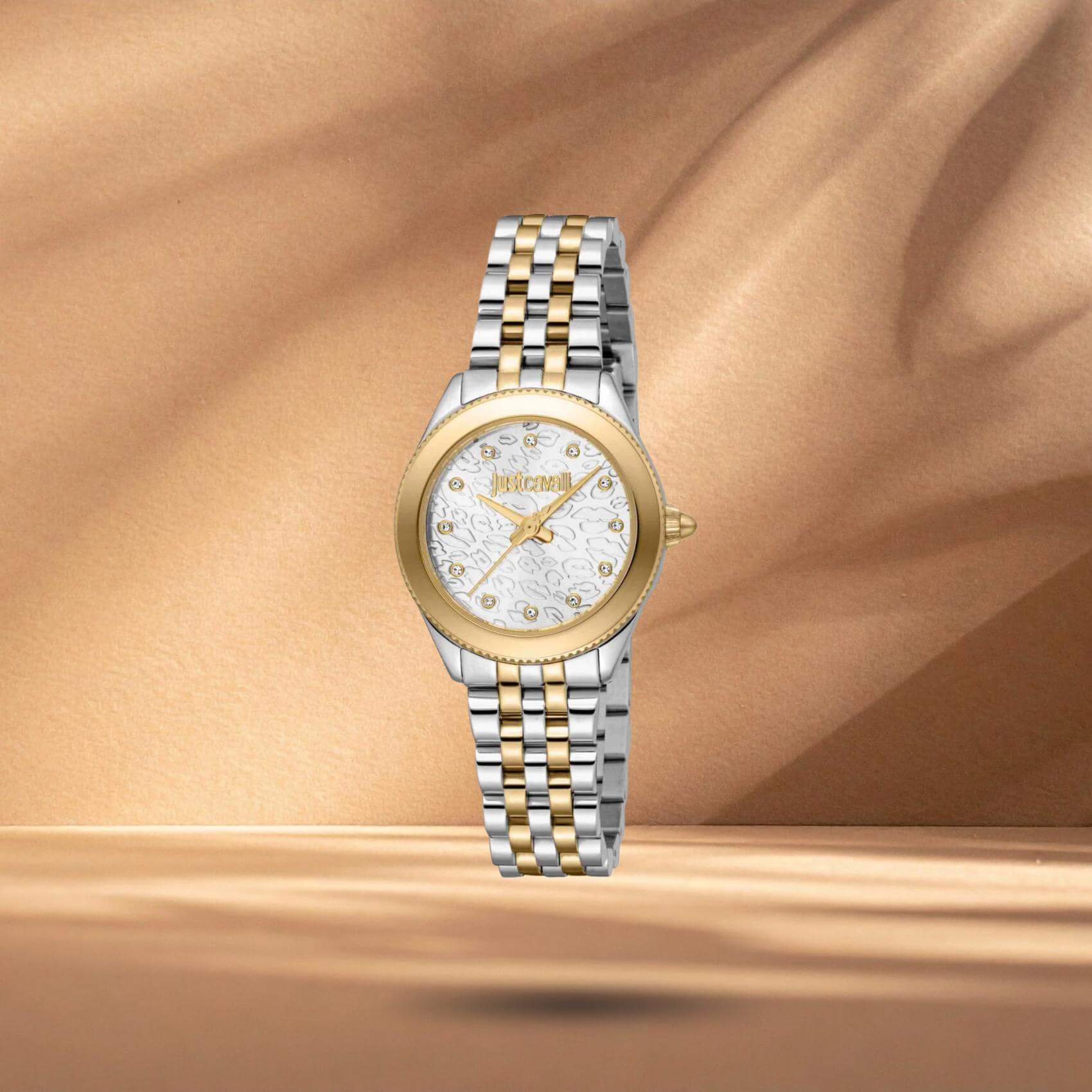 Just Cavalli JC1L410M0175 γυναικείο ρολόι με δίχρωμο ατσάλινο μπρασελέ σε ασημί-χρυσό χρώμα, ασημί καντράν διαμέτρου 28mm και λαμπερά ζιργκόν.
