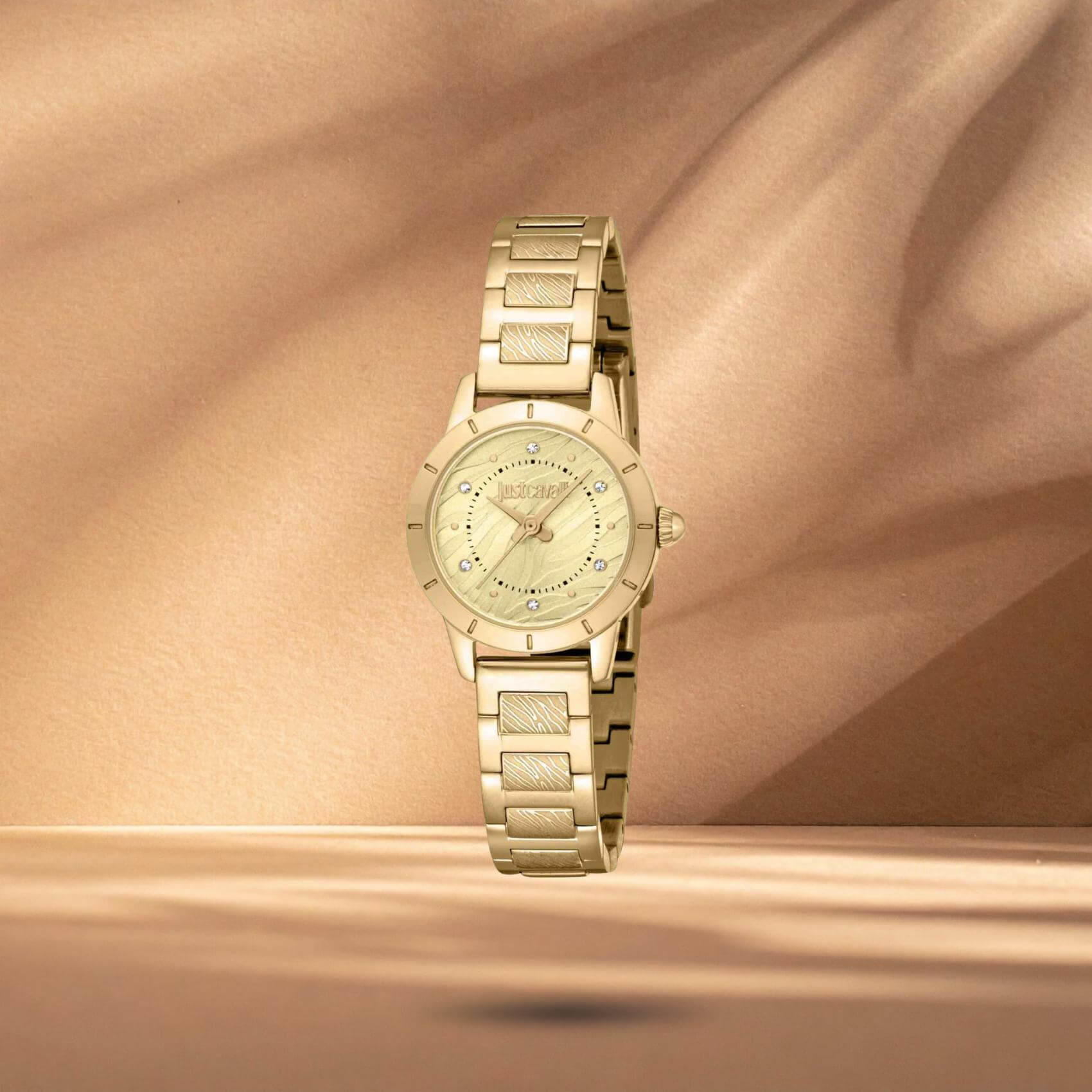 Just Cavalli JC1L412M0055 γυναικείο ρολόι με χρυσό ατσάλινο μπρασελέ, χρυσό καντράν διαμέτρου 26mm και λαμπερά ζιργκόν.