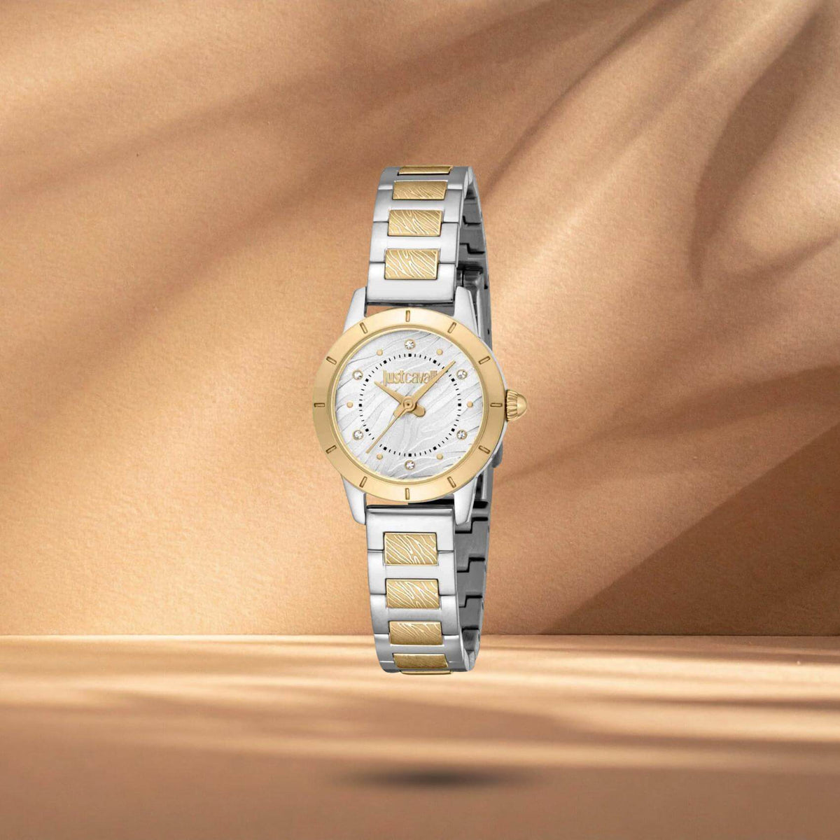 Just Cavalli JC1L412M0075 γυναικείο ρολόι με δίχρωμο ατσάλινο μπρασελέ σε ασημί-χρυσό χρώμα, ασημί καντράν διαμέτρου 26mm και λαμπερά ζιργκόν.