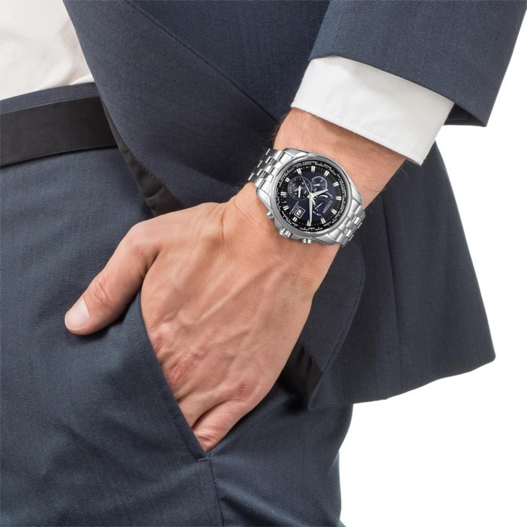 Καταδυτικό ανδρικό ρολόι Citizen AT9030-55L με ασημί μπρασελέ και μπλε καντράν φορεμένο στον καρπό