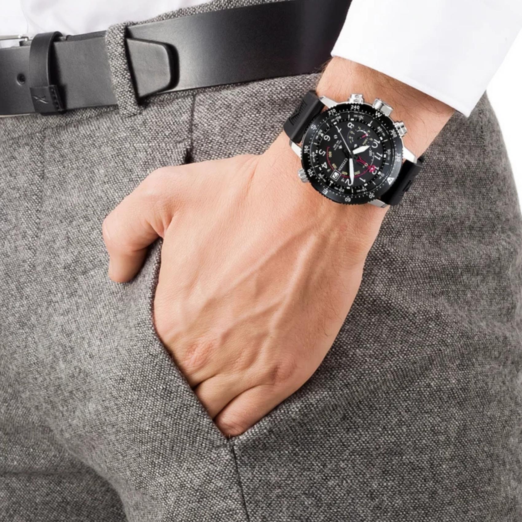 Καταδυτικό ανδρικό ρολόι Citizen Promaster Altichron BN4044-15E με μαύρο λουράκι και μαύρο καντράν φορεμένο στον καρπό