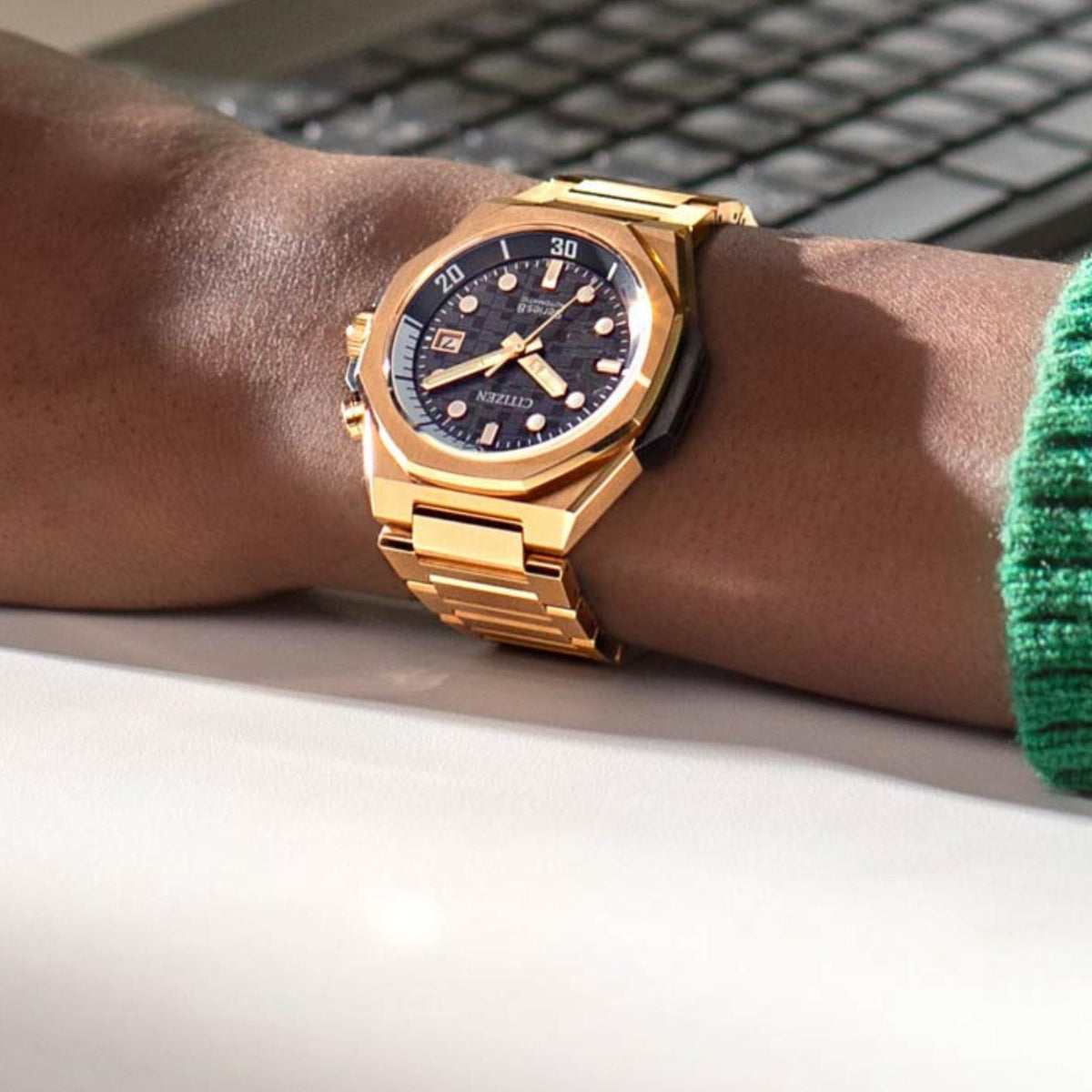 Καταδυτικό ανδρικό ρολόι Citizen Series 8 NB6069-53H με ροζ χρυσό μπρασελέ και γκρι καντράν φορεμένο στον καρπό