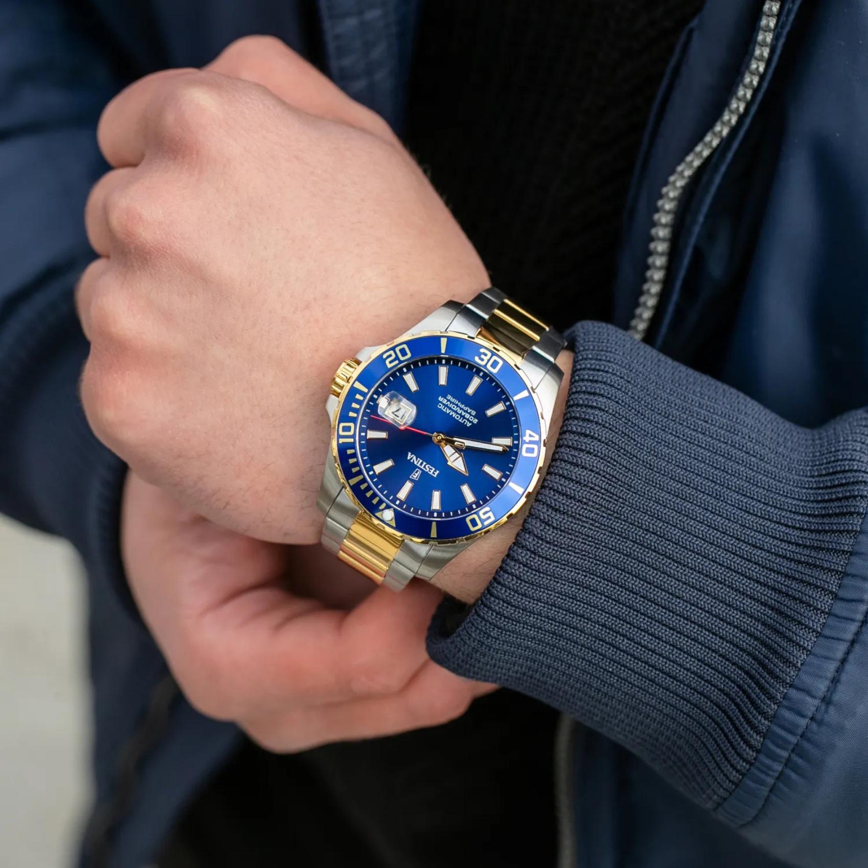 Καταδυτικό ανδρικό ρολόι Festina Automatic F20532/1 με ασημί-χρυσό μπρασελέ και μπλε καντράν φορεμένο στον καρπό