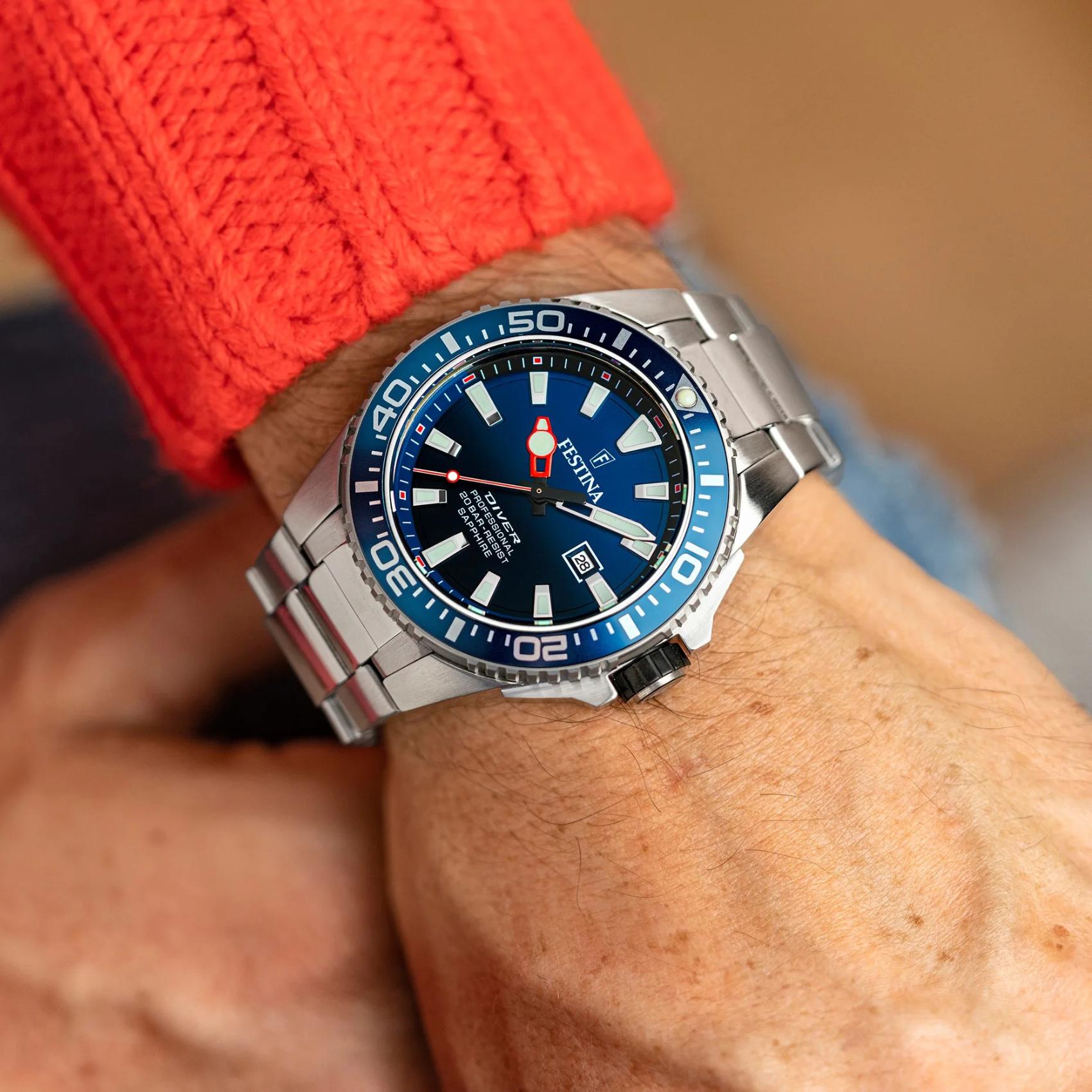 Καταδυτικό ανδρικό ρολόι Festina F20663/1 με ασημί μπρασελέ και μπλε καντράν φορεμένο στον καρπό