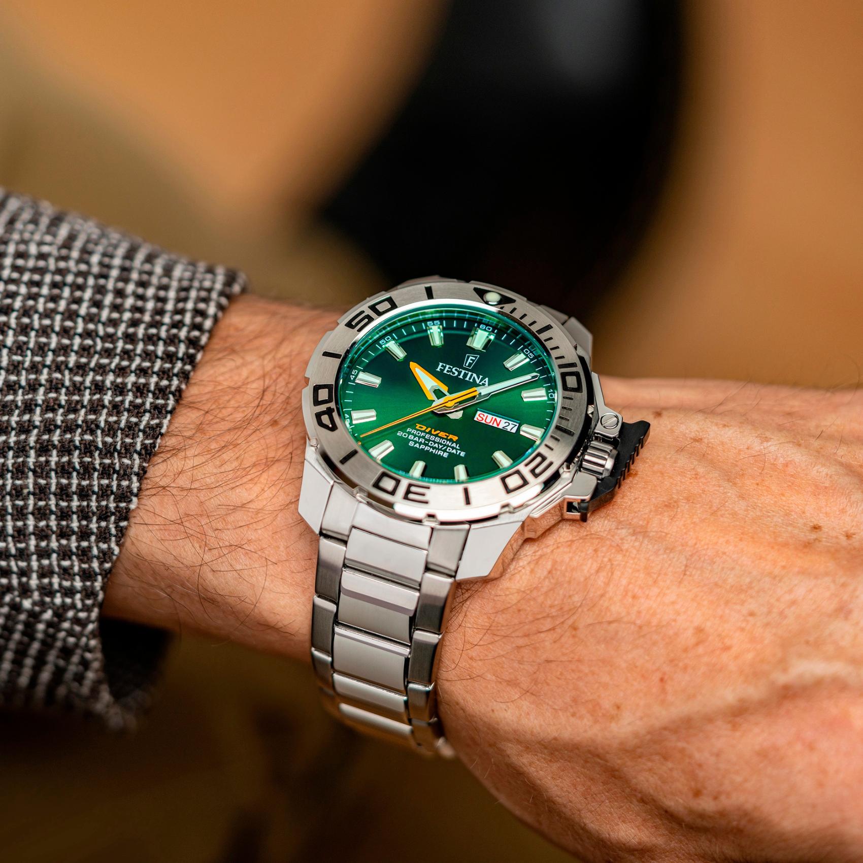 Καταδυτικό ανδρικό ρολόι Festina The Originals F20665/2 με ασημί μπρασελέ και πράσινο καντράν φορεμένο στον καρπό