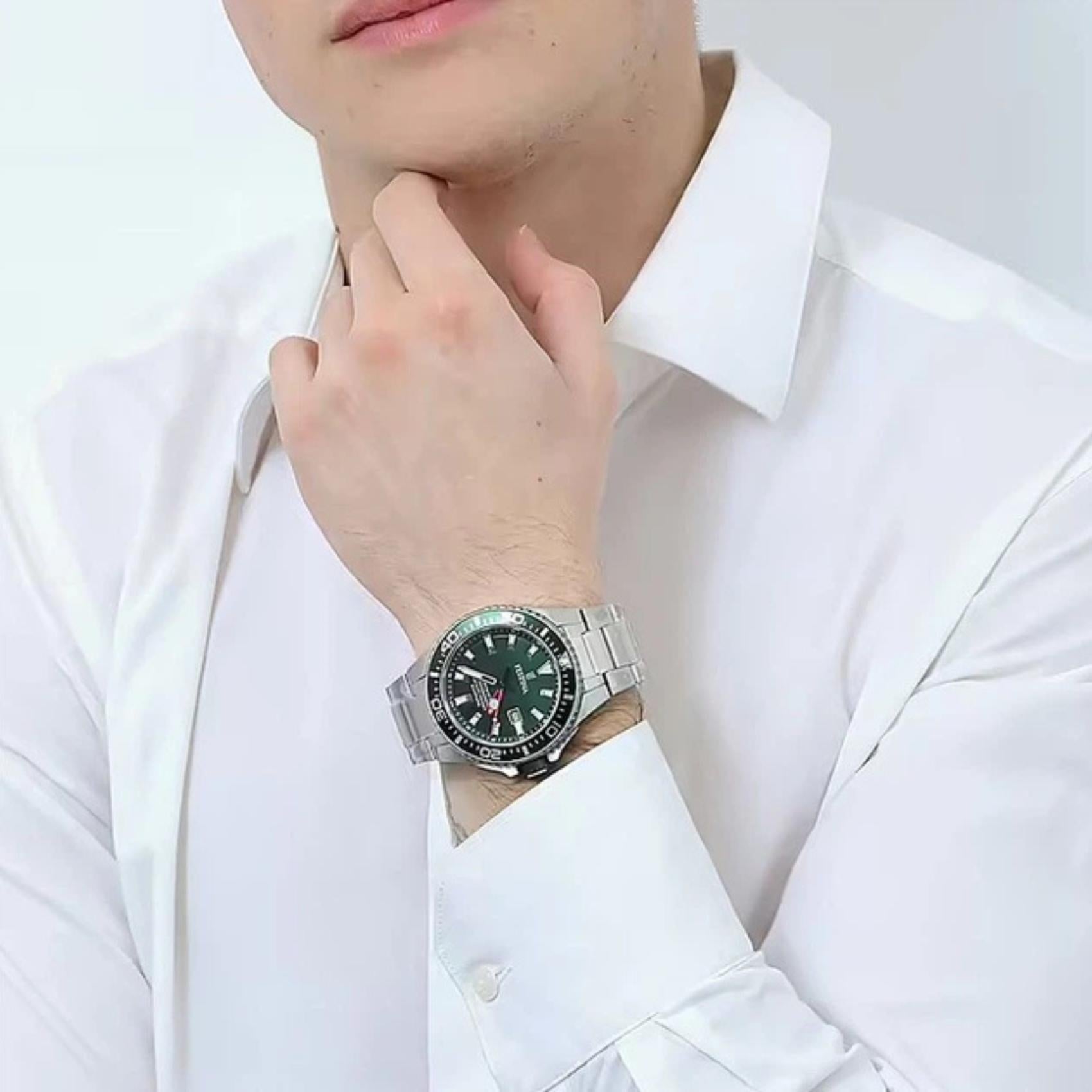 Καταδυτικό ανδρικό ρολόι Festina The Originals F20669/2 με ασημί μπρασελέ και πράσινο καντράν φορεμένο στον καρπό