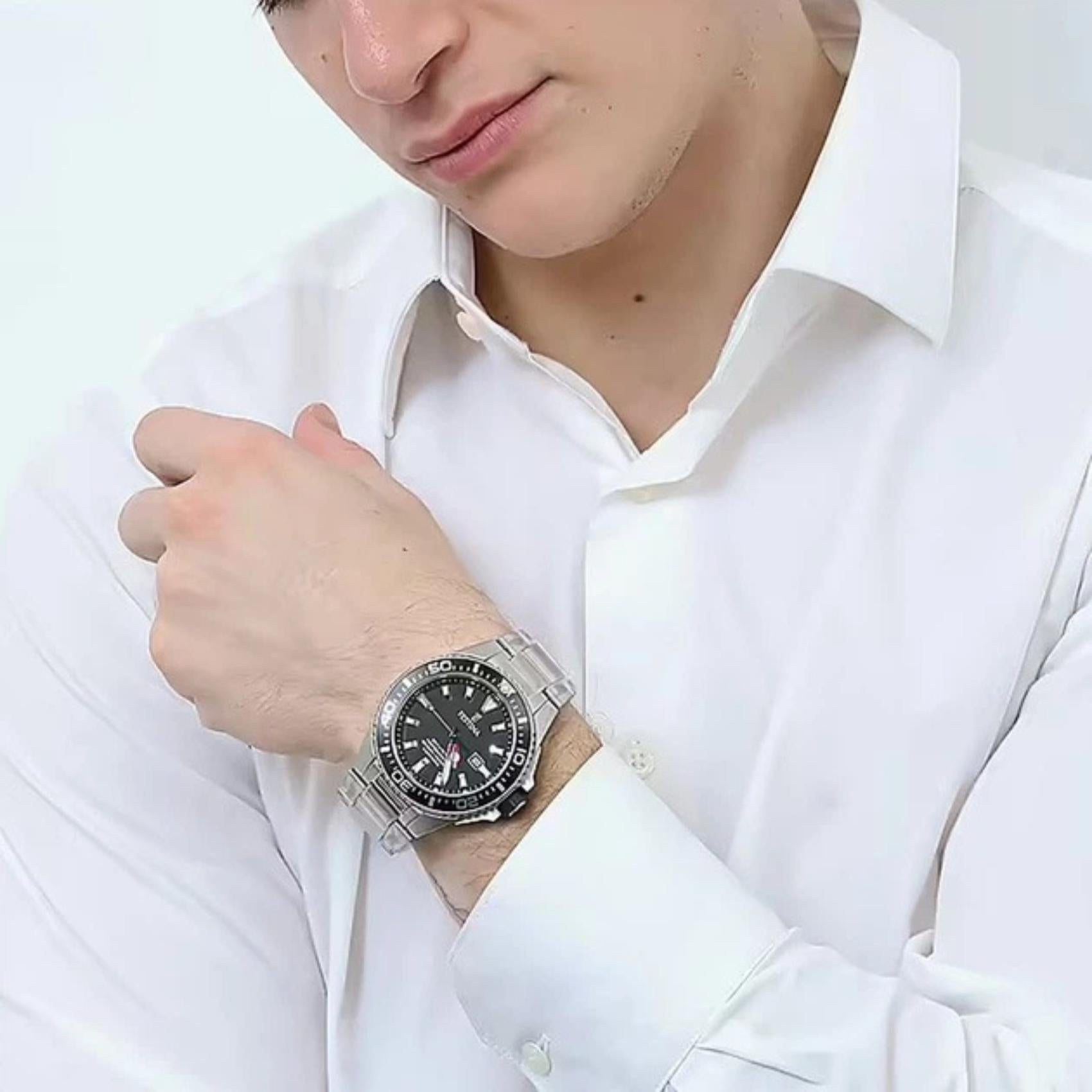 Καταδυτικό ανδρικό ρολόι Festina The Originals F20669/3 με ασημί μπρασελέ και μαύρο καντράν φορεμένο στον καρπό