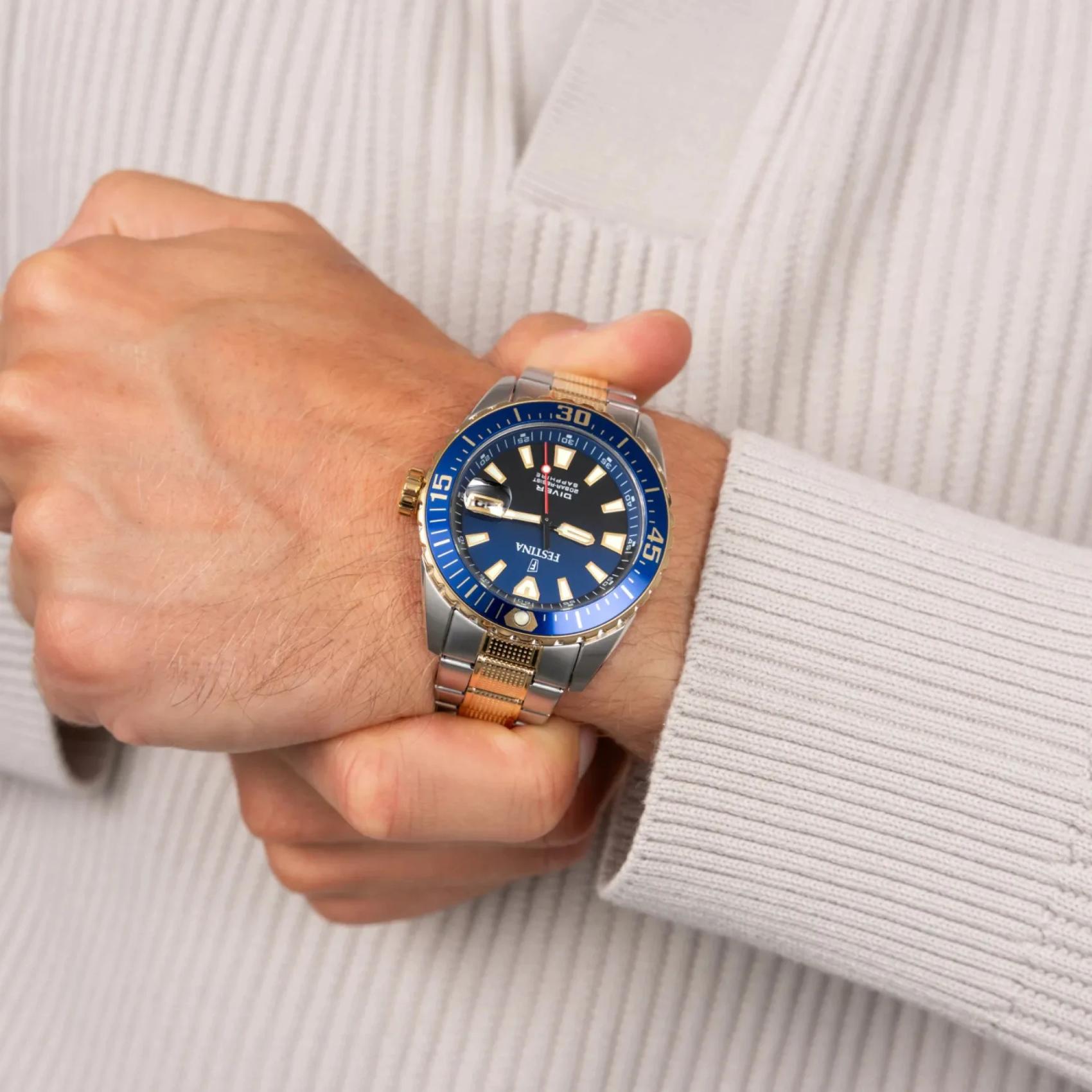 Καταδυτικό ανδρικό ρολόι Festina The Originals F20706/1 με ασημί-χρυσό μπρασελέ και μπλε καντράν φορεμένο στον καρπό
