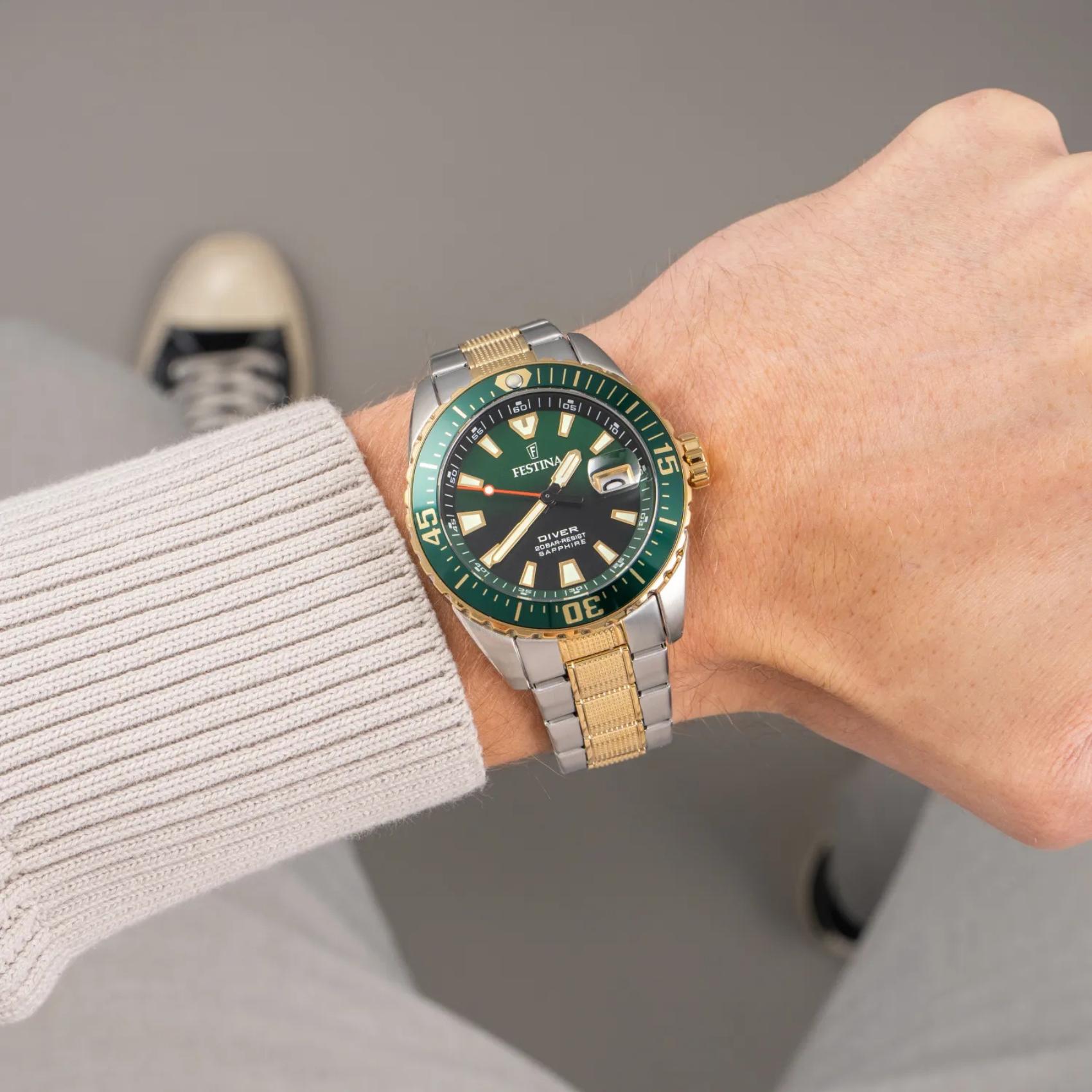 Καταδυτικό ανδρικό ρολόι Festina The Originals F20706/2 με ασημί-χρυσό μπρασελέ και πράσινο καντράν φορεμένο στον καρπό