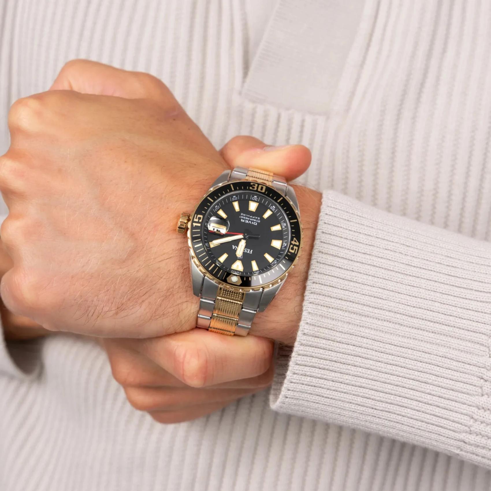 Καταδυτικό ανδρικό ρολόι Festina The Originals F20706/3 με ασημί-χρυσό μπρασελέ και μαύρο καντράν φορεμένο στον καρπό