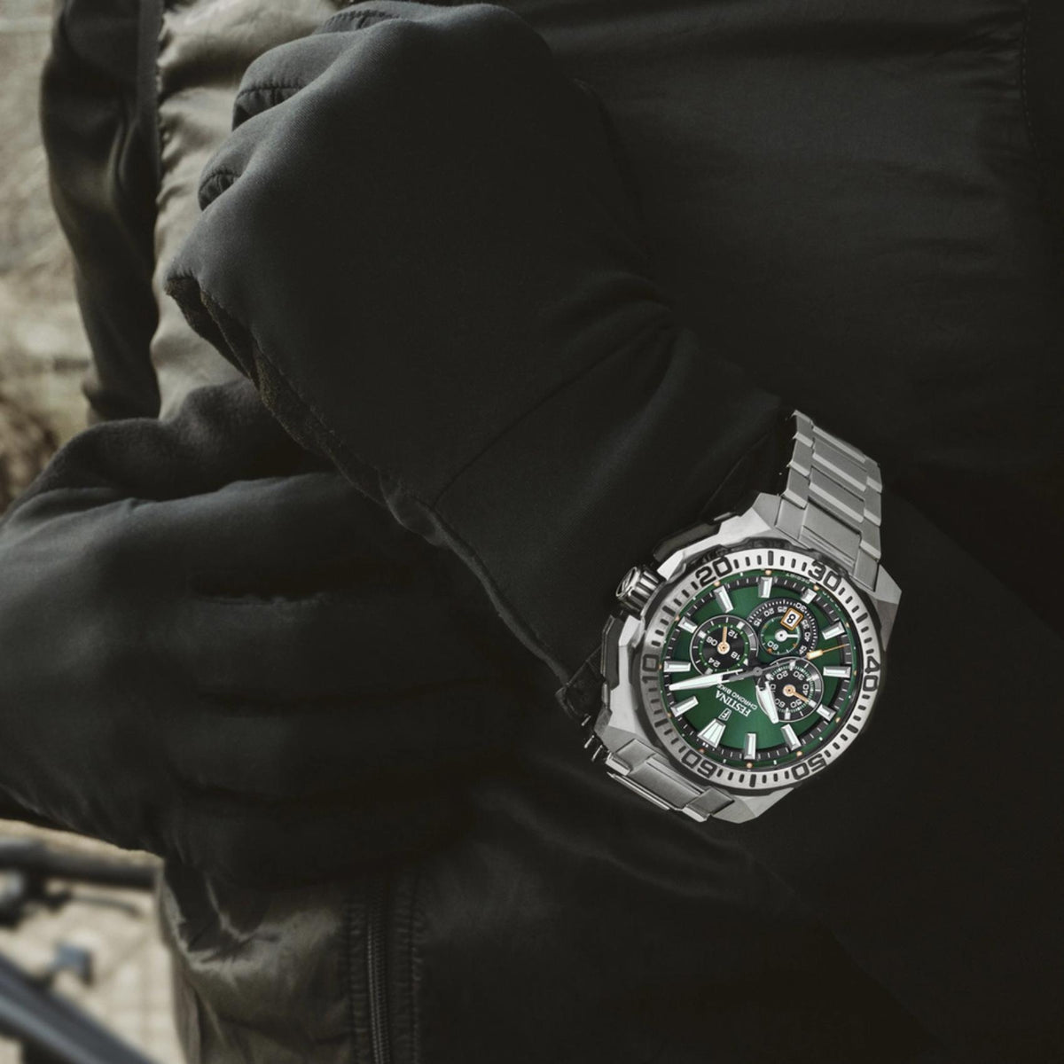 Καταδυτικό ανδρικό ρολόι Festina F20724/3 με ασημί μπρασελέ και πράσινο καντράν φορεμένο στον καρπό