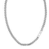 Φωτογραφία του ανδρικού κολιέ Boss 1580769 σε ασημί χρώμα, με κοντινή λήψη στο iconic λογότυπο και στους κρίκους της curb αλυσίδας 8mm από ανοξείδωτο ατσάλι.